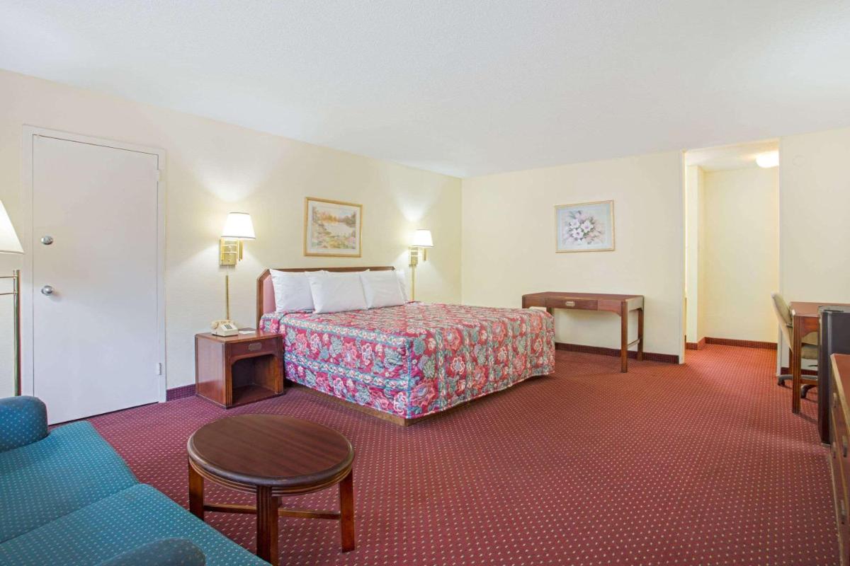 Days Inn by Wyndham Bristol Parkway - Housity