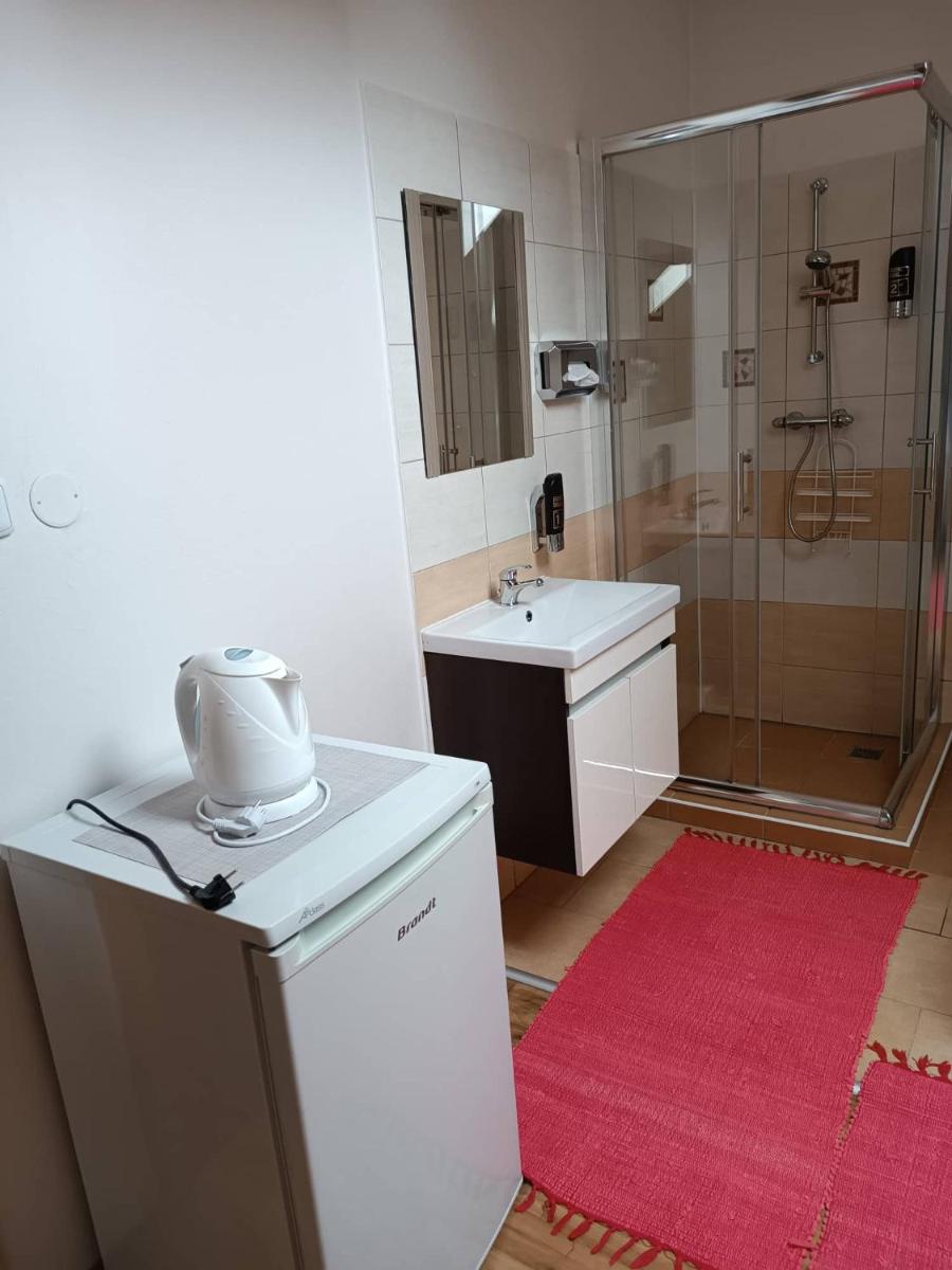 Restaurace a Penzion U Lesa - Housity