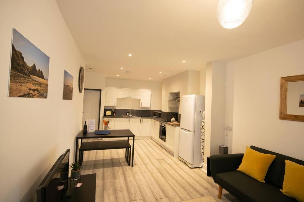 Luxe Living City Apartment - Beach, WIFI, Parking - Hizvo