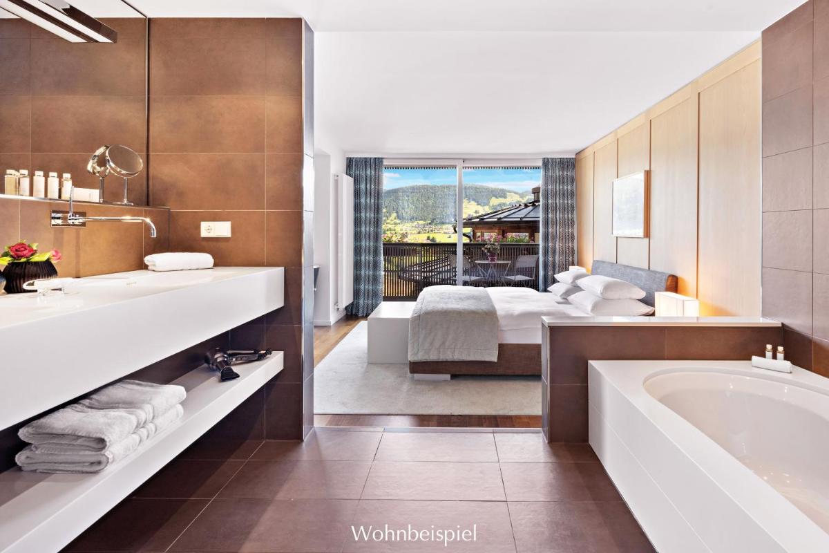 ein Bad mit einer Badewanne und ein Schlafzimmer in der Unterkunft Allgäu Sonne in Oberstaufen + 37 Fotos