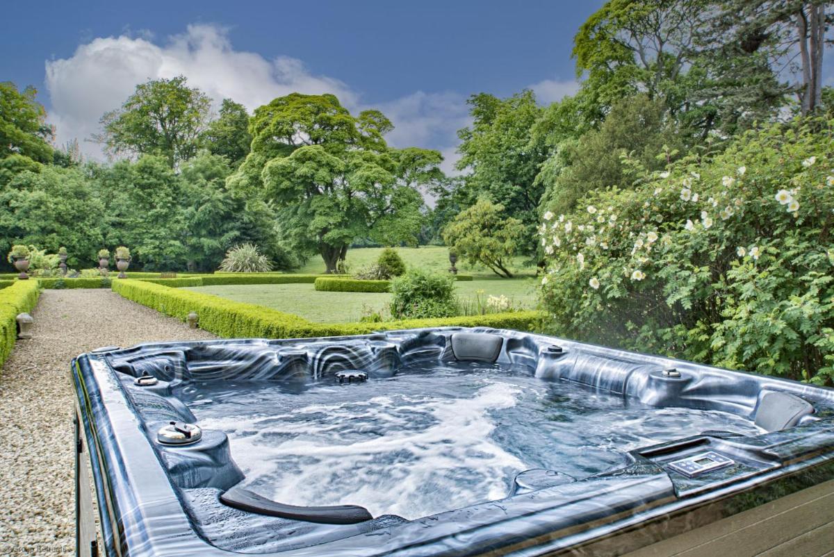 The Castle By Group Retreats - Housity