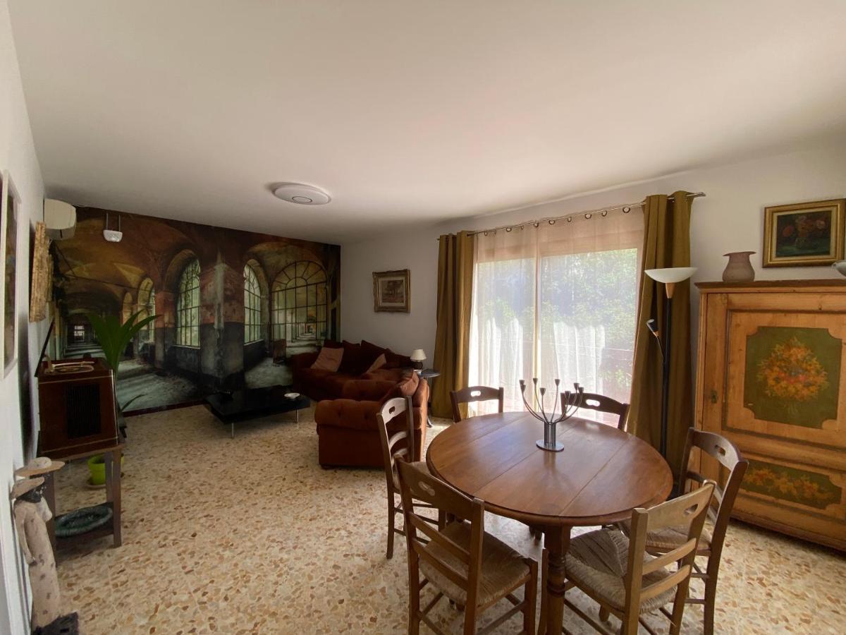Haut de villa avec terrasse privative jardin et parking tout près des plages - Housity