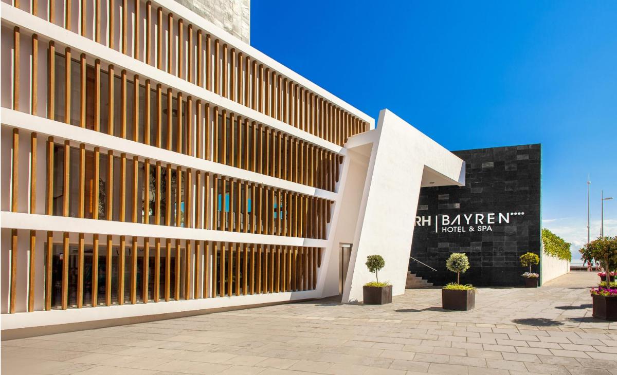Un edificio con un cartel en el costado. en RH Bayren Hotel & Spa 4* Sup, en Gandía