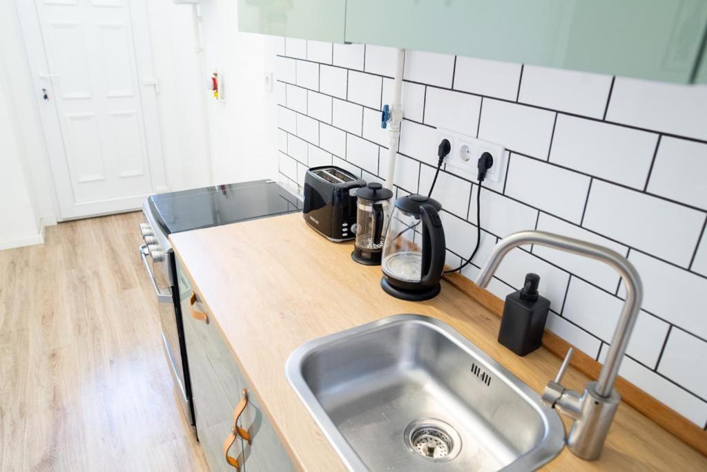 Suitetrails - Studio Apartment Next To Famous Party House