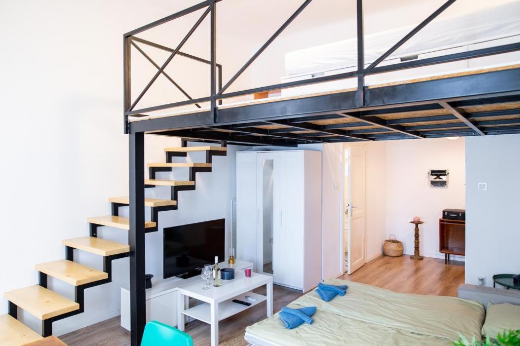 Suitetrails - Studio Apartment Next To Famous Party House