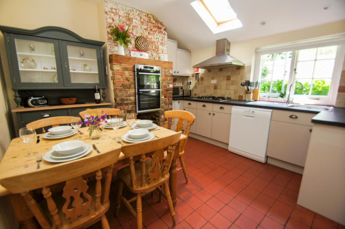 Beeches Cottage - Beautiful Garden - Parking - Housity