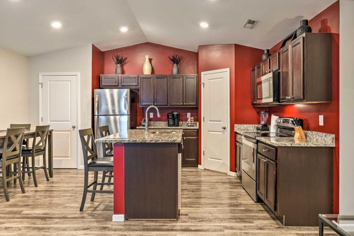 Cozy Townhome with Lake View about 10 Mi to Wichita - Housity