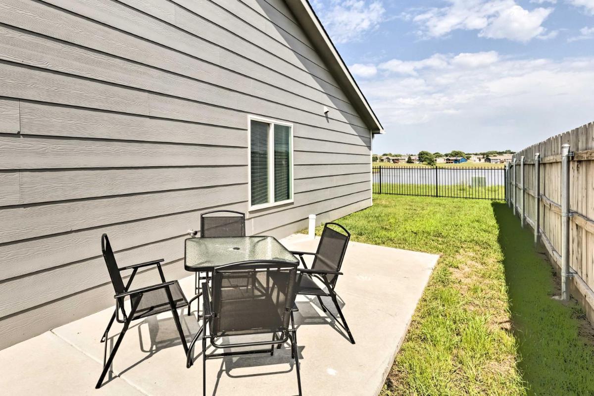 Cozy Townhome with Lake View about 10 Mi to Wichita - Housity