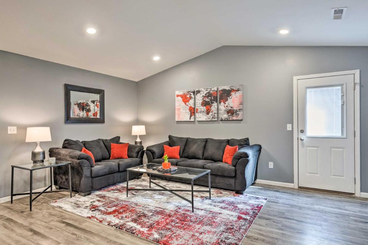 Cozy Townhome with Lake View about 10 Mi to Wichita - Housity