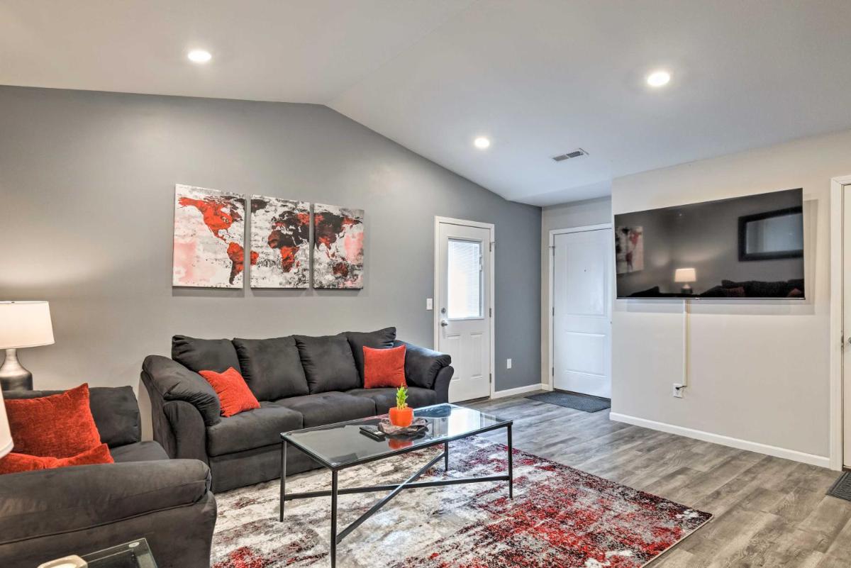 Cozy Townhome with Lake View about 10 Mi to Wichita - Housity