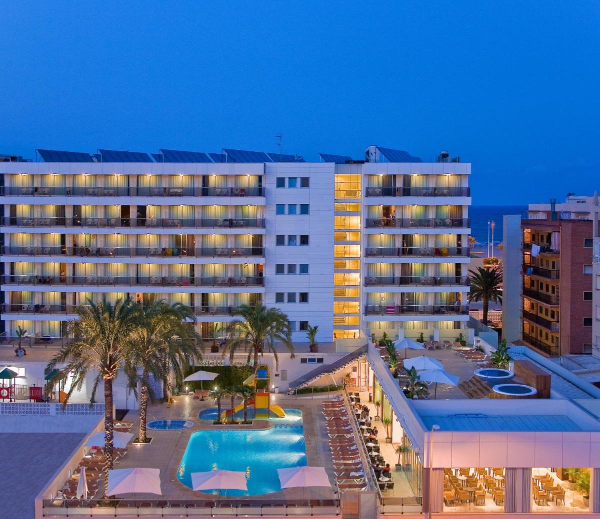 un hotel con piscina y un resort en Hotel RH Bayren Parc, en Gandía