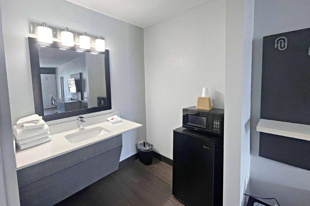 Travelodge by Wyndham Pigeon Forge Dollywood Lane - Housity