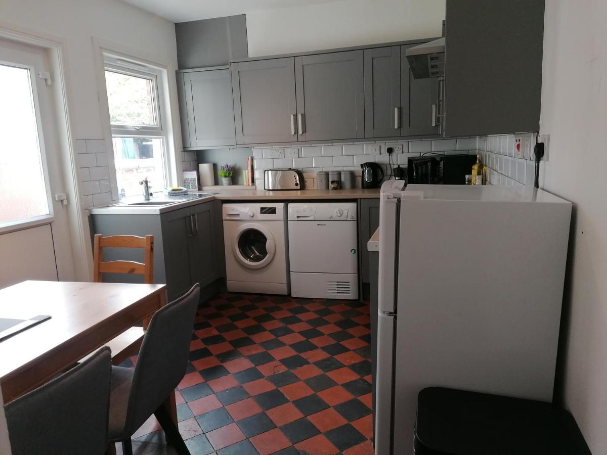 4 Bedroom House in Hoole Chester with Parking by Rework Accommodation - Hizvo