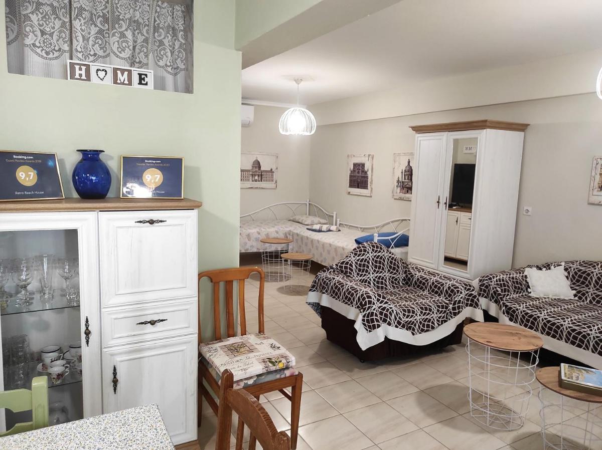 Retro Beach House - Housity