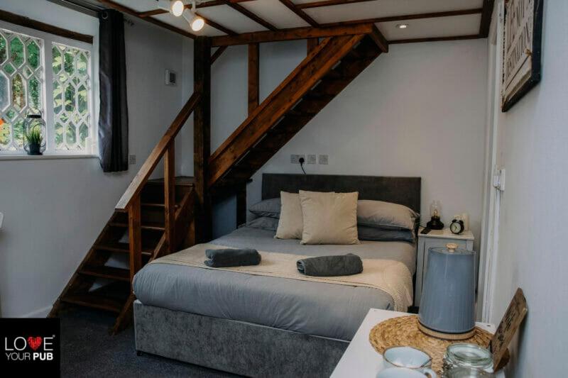 The Dolphin Inn - Housity