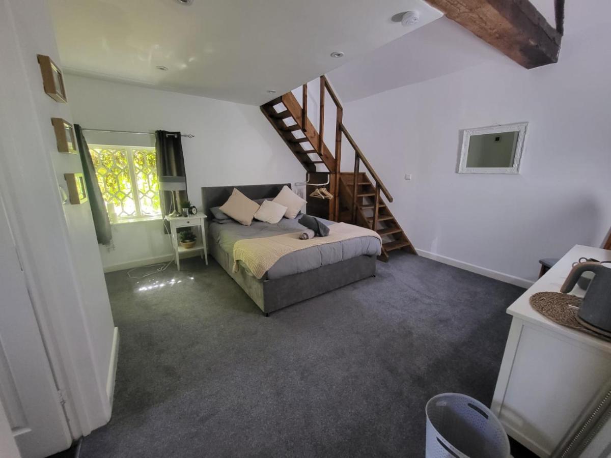 The Dolphin Inn - Housity