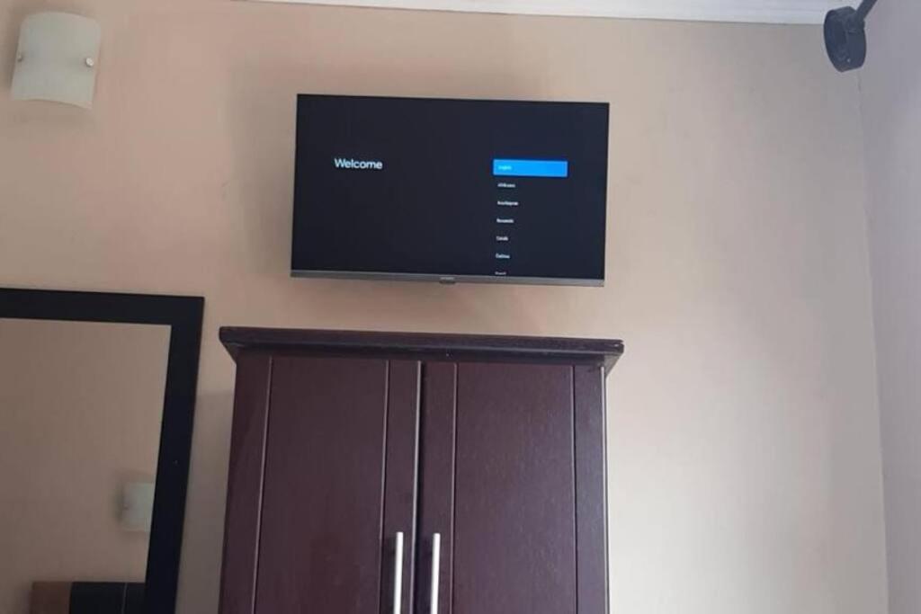 Modern Studio Apartment at Bains Lodge, close to N1, FREE WIFI, Aircon, SMART TV - Housity