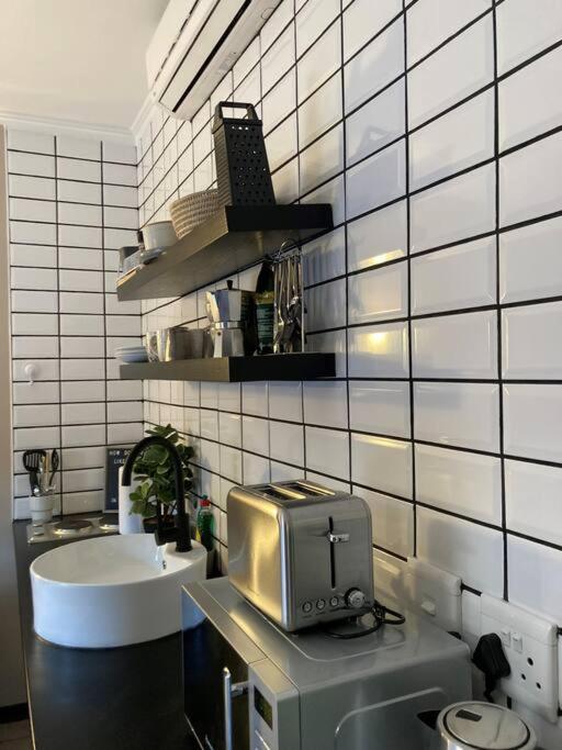 Modern Studio Apartment at Bains Lodge, close to N1, FREE WIFI, Aircon, SMART TV - Housity