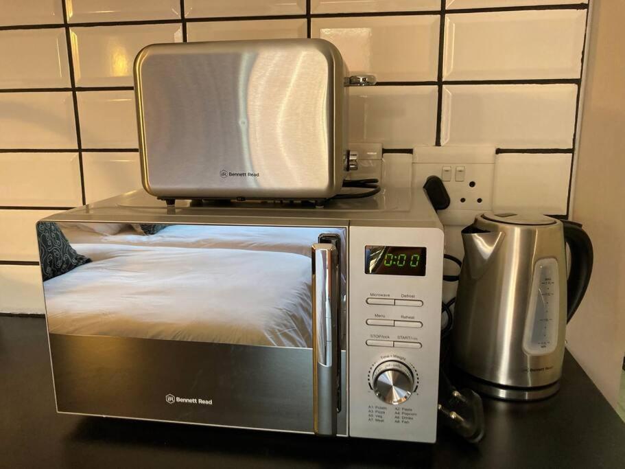 Modern Studio Apartment at Bains Lodge, close to N1, FREE WIFI, Aircon, SMART TV - Housity