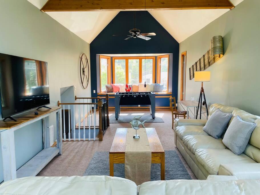 Waterfront Lake House! Kayaks, Lake View, Dog Friendly! - Housity