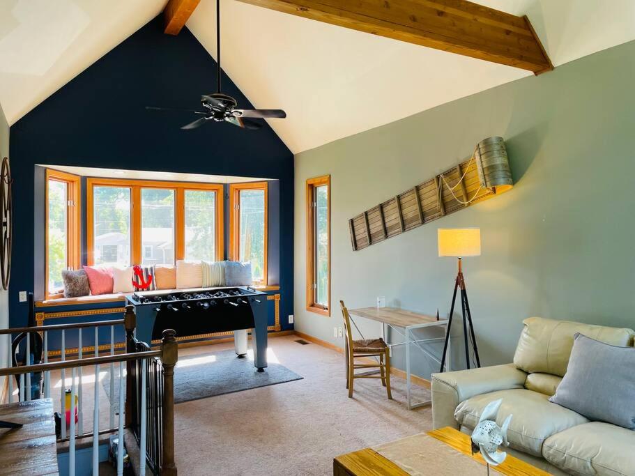 Waterfront Lake House! Kayaks, Lake View, Dog Friendly! - Housity