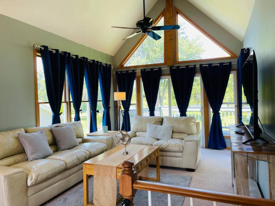 Waterfront Lake House! Kayaks, Lake View, Dog Friendly! - Housity