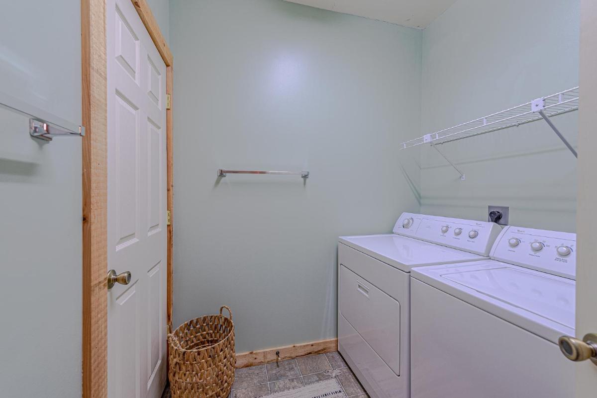 Bear Pause Cabin 3 BR/3BA Amazing view of the Lake - Housity