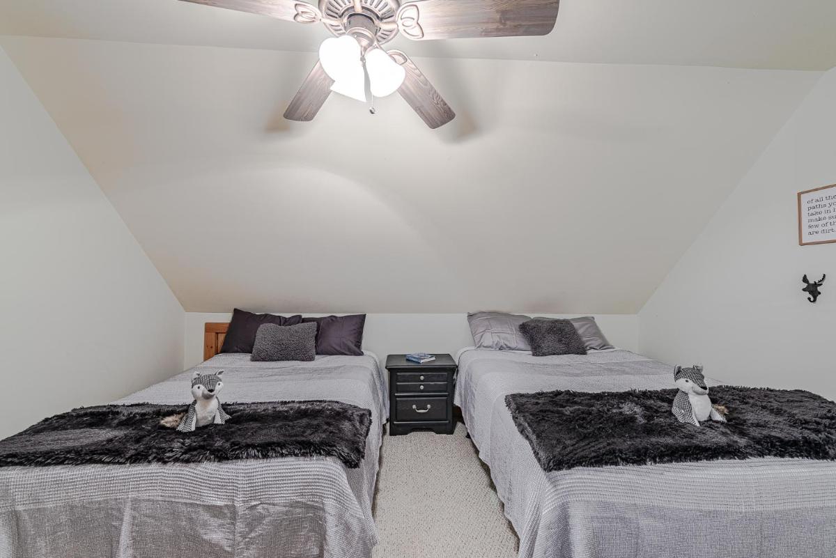 Bear Pause Cabin 3 BR/3BA Amazing view of the Lake - Housity