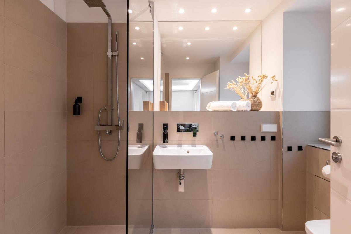 Suitetrails - Spacious apartment in Hemholtzkiez Prenzlauer Berg for 8 People