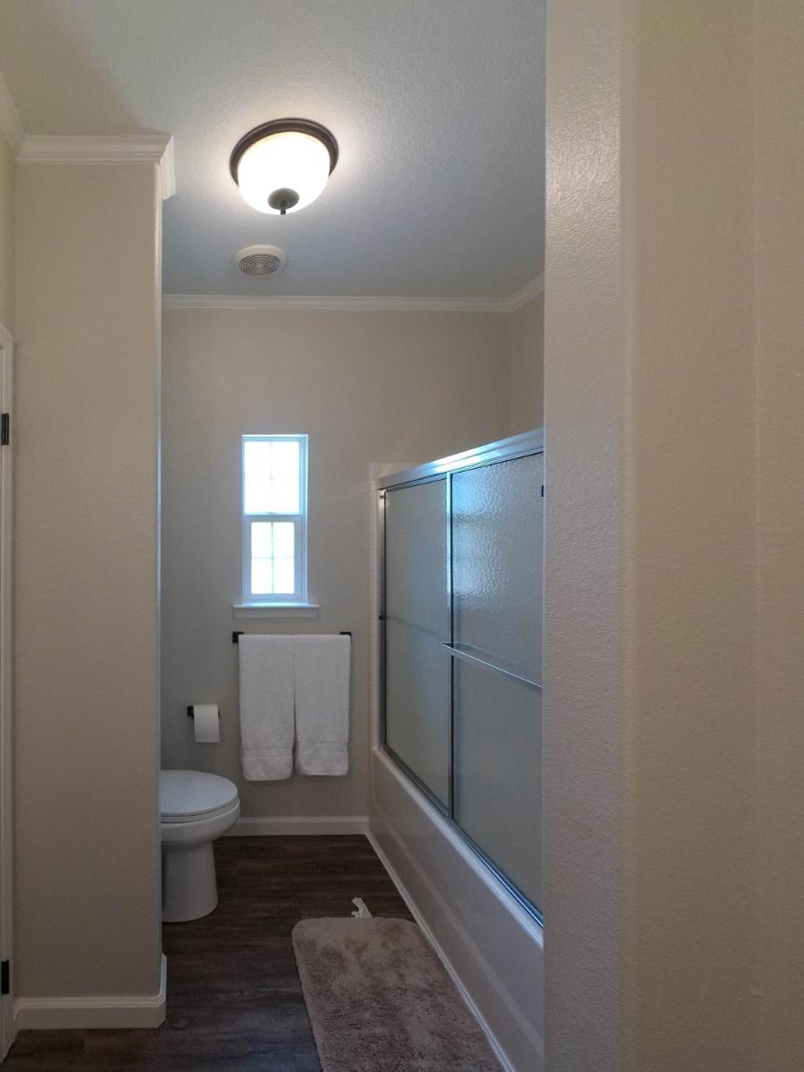 Luxury cottage near lake Belton - WiFi A/C - Housity