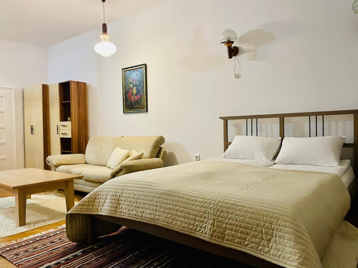 Little Cute Central House - Housity