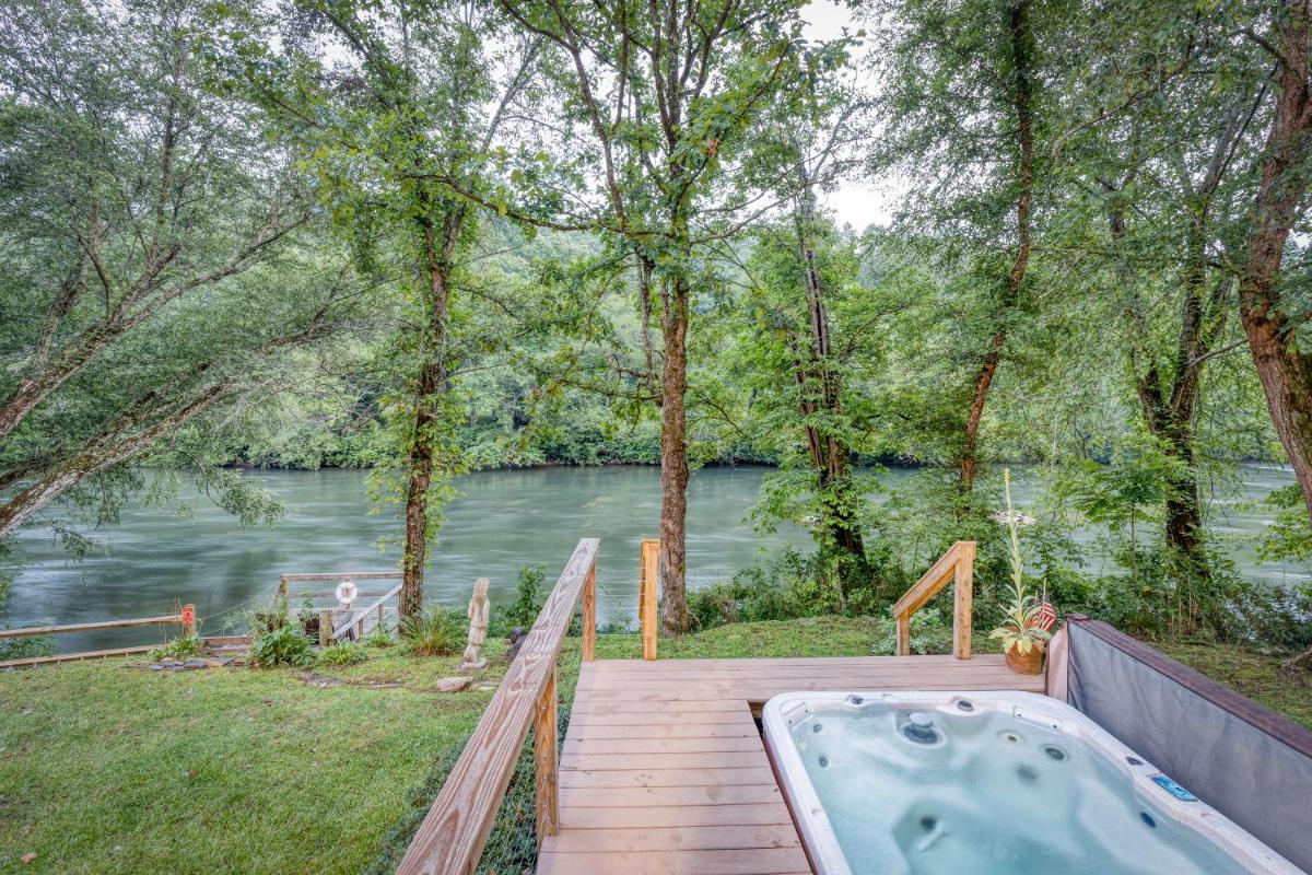 Magical Mountain Riverfront Retreat near Blue Ridge Georgia with Unforgettable Views! - Housity