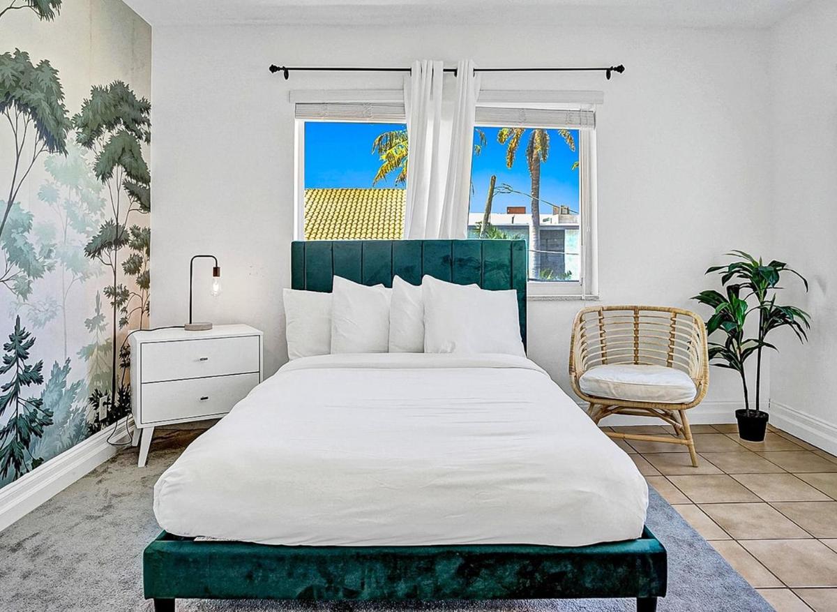 The Nook Hollywood short walk from the beach with pool and Free Parking - Housity