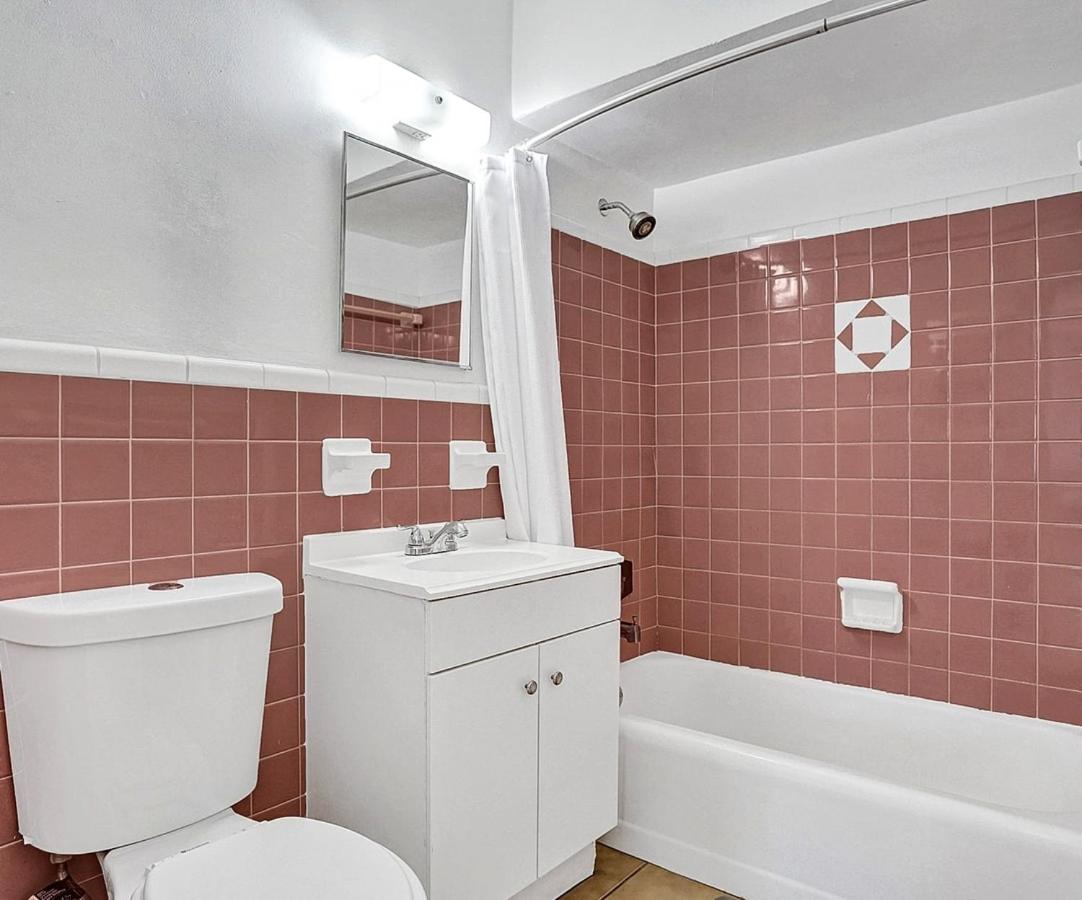 The Nook Hollywood short walk from the beach with pool and Free Parking - Housity