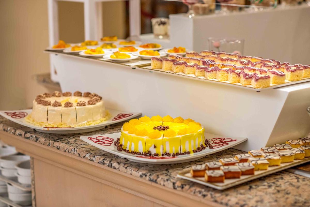 Comida en o cerca de este hotel