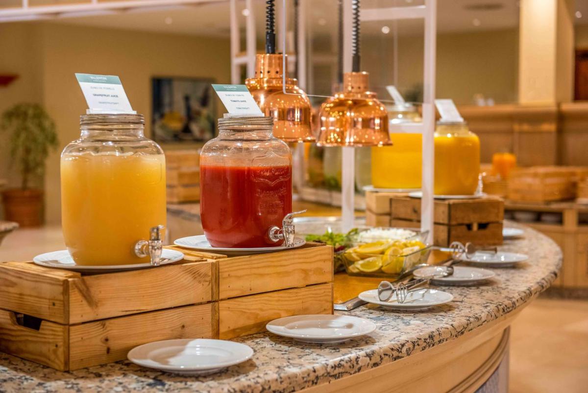 Comida en o cerca de este hotel
