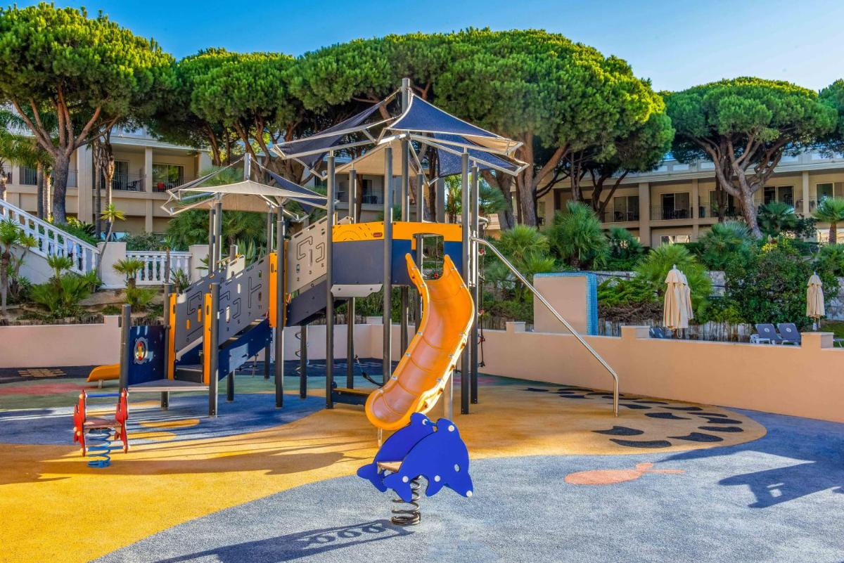 un parque infantil con un tobogán naranja en un parque en Valentin Sancti Petri, en Chiclana de la Frontera