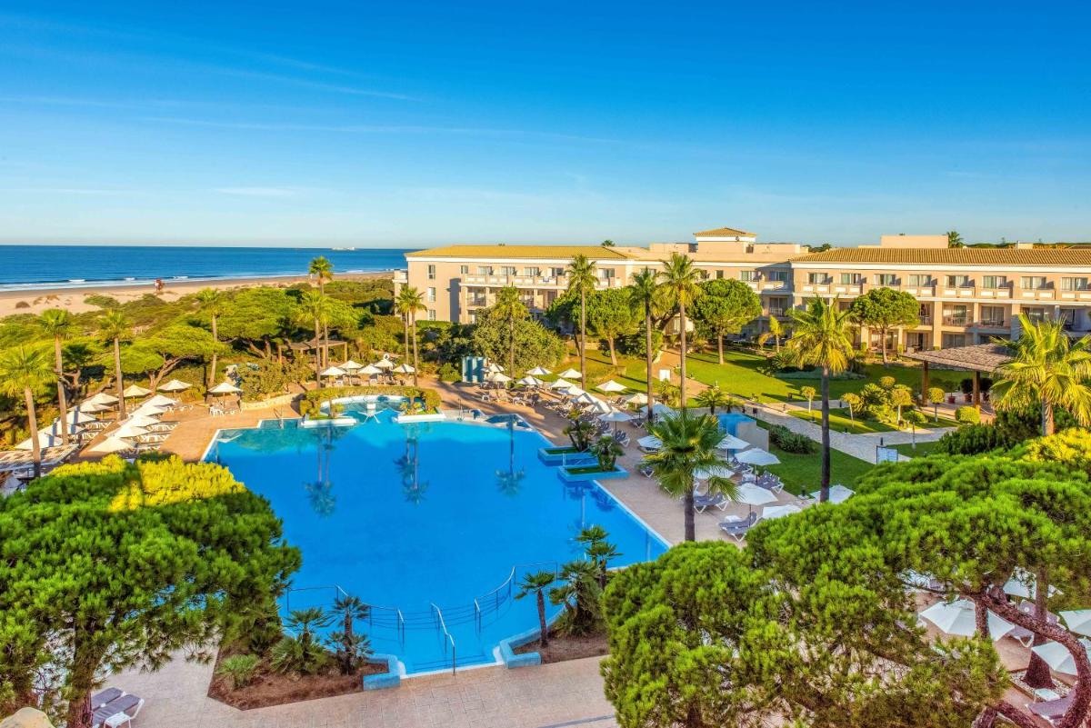 Una vista aérea de un complejo turístico con piscina y playa. en Valentin Sancti Petri, en Chiclana de la Frontera