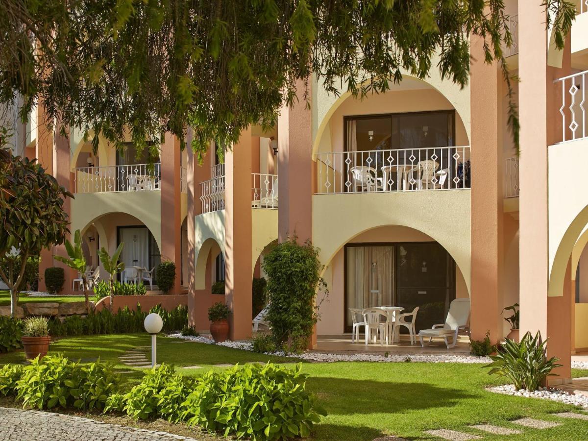 Um jardim no exterior de Four Seasons Vilamoura