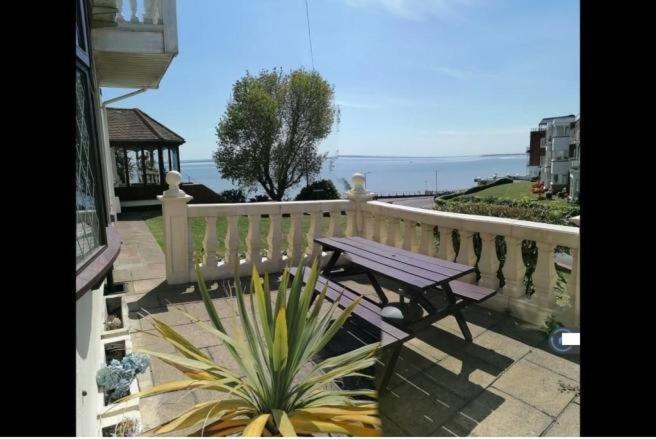 SHOREFIELD COTTAGE - Sea facing 3-bedroom cottage - Housity
