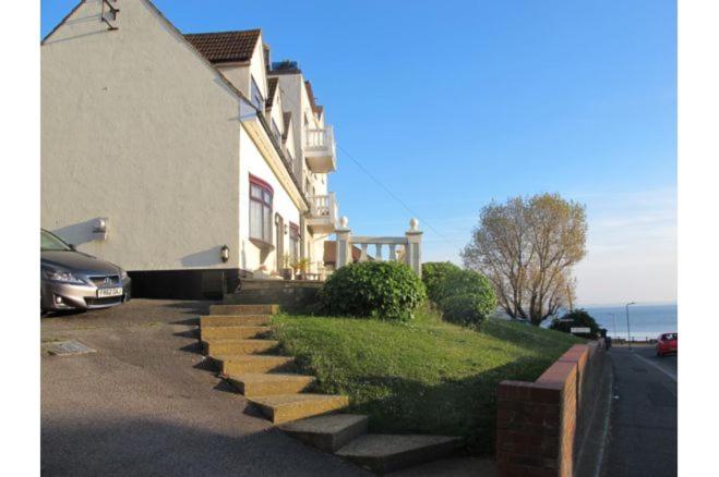 SHOREFIELD COTTAGE - Sea facing 3-bedroom cottage - Housity