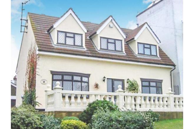 SHOREFIELD COTTAGE - Sea facing 3-bedroom cottage - Housity