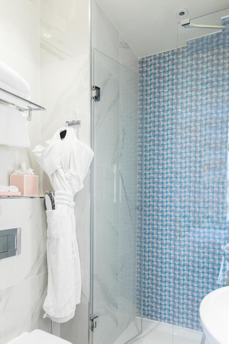 Salle de bains dans l'établissement Hôtel Dress Code