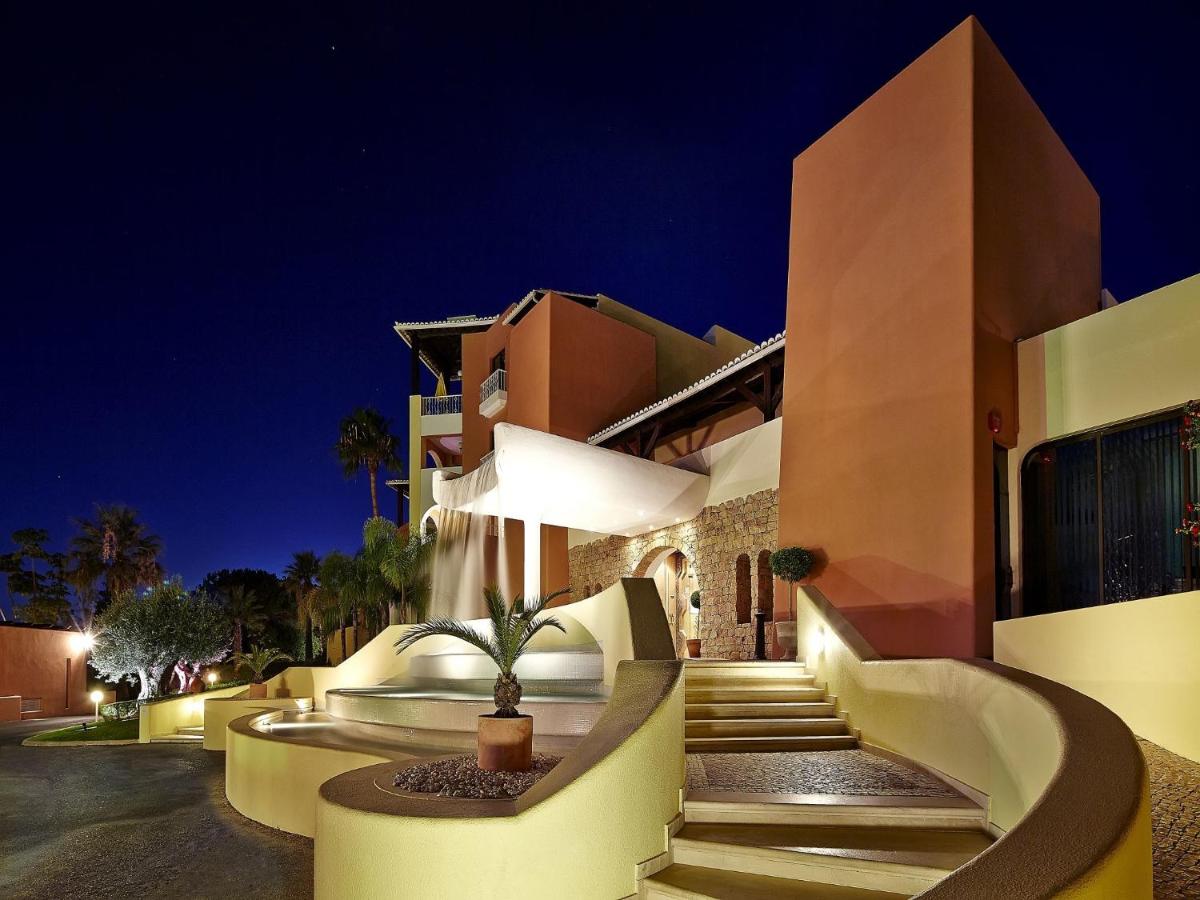 O edifício onde o resort está situado