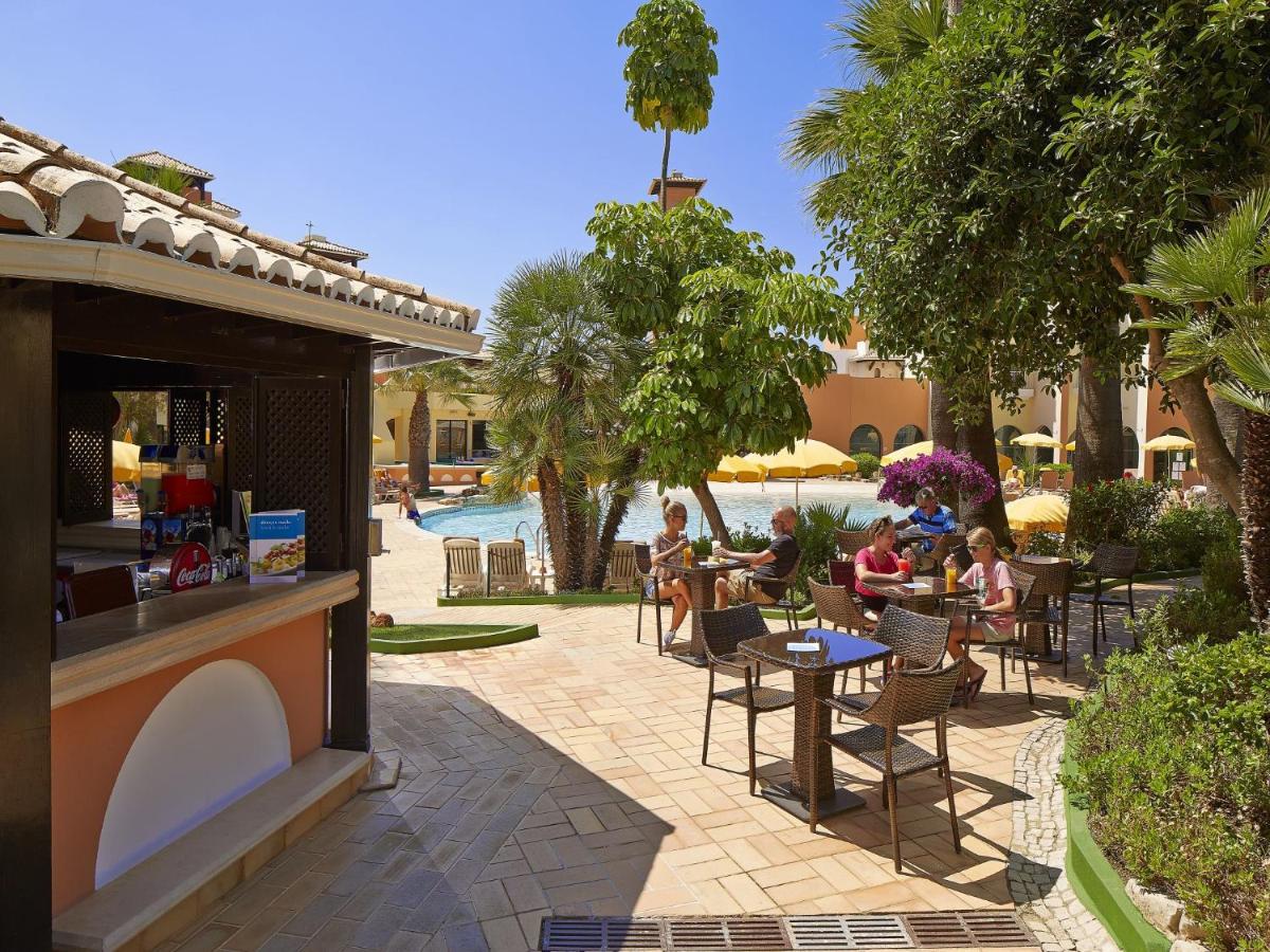 Um jardim no exterior de Four Seasons Vilamoura