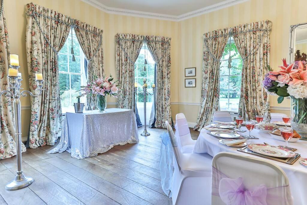 Walcot Hall - Stunning Stately Home set in 27 acres of parkland and sleeping 16+ - Housity