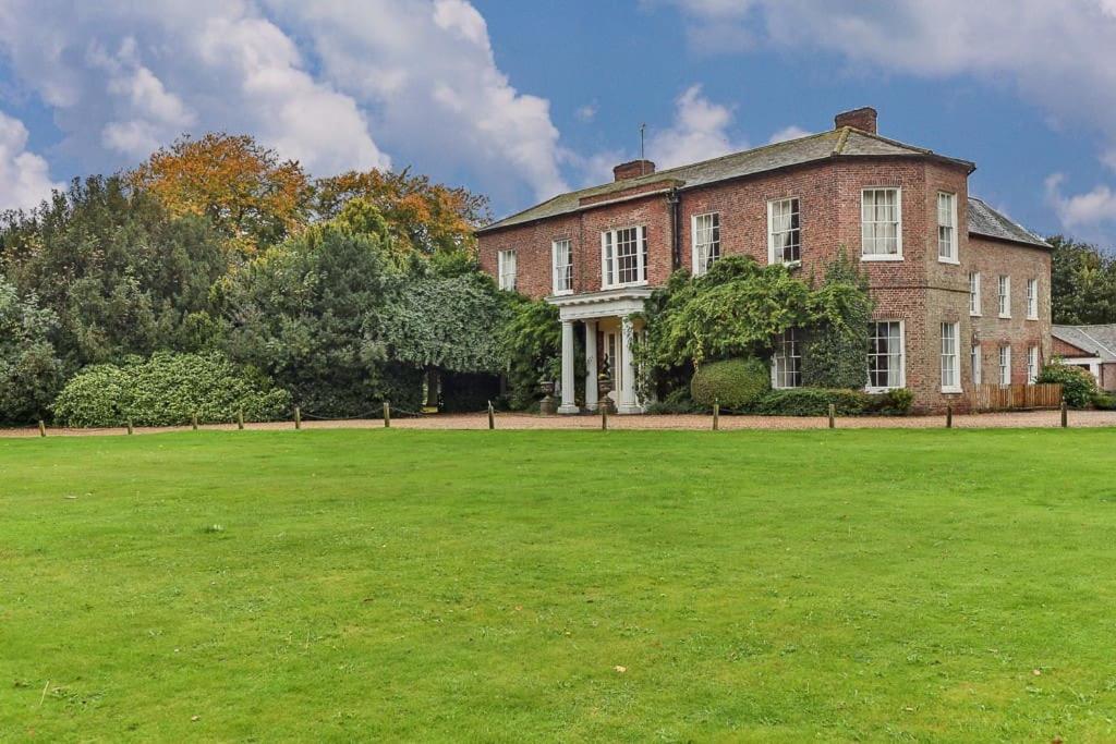 Walcot Hall - Stunning Stately Home set in 27 acres of parkland and sleeping 16+ - Housity