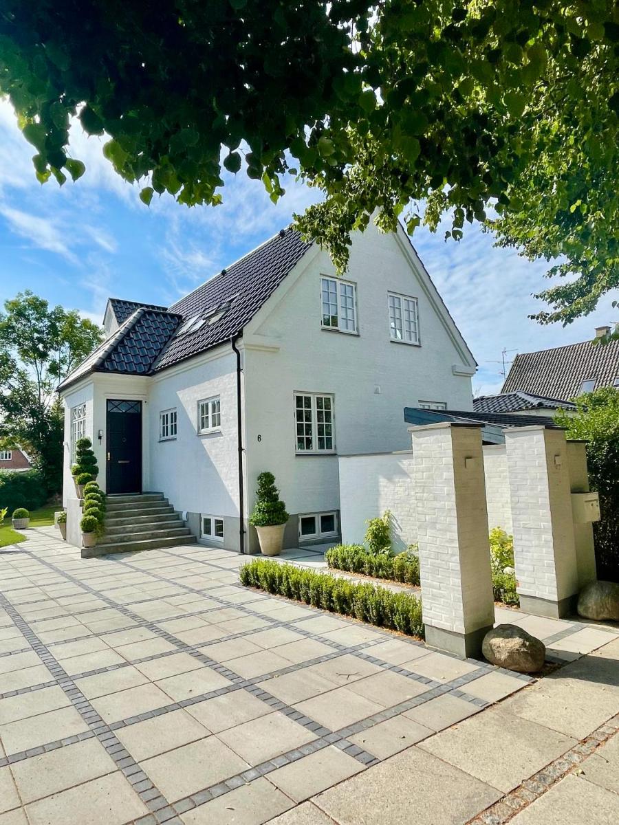 Friendly White house - Housity