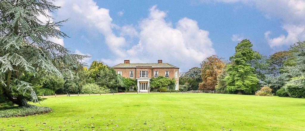 Walcot Hall - Stunning Stately Home set in 27 acres of parkland and sleeping 16+ - Housity