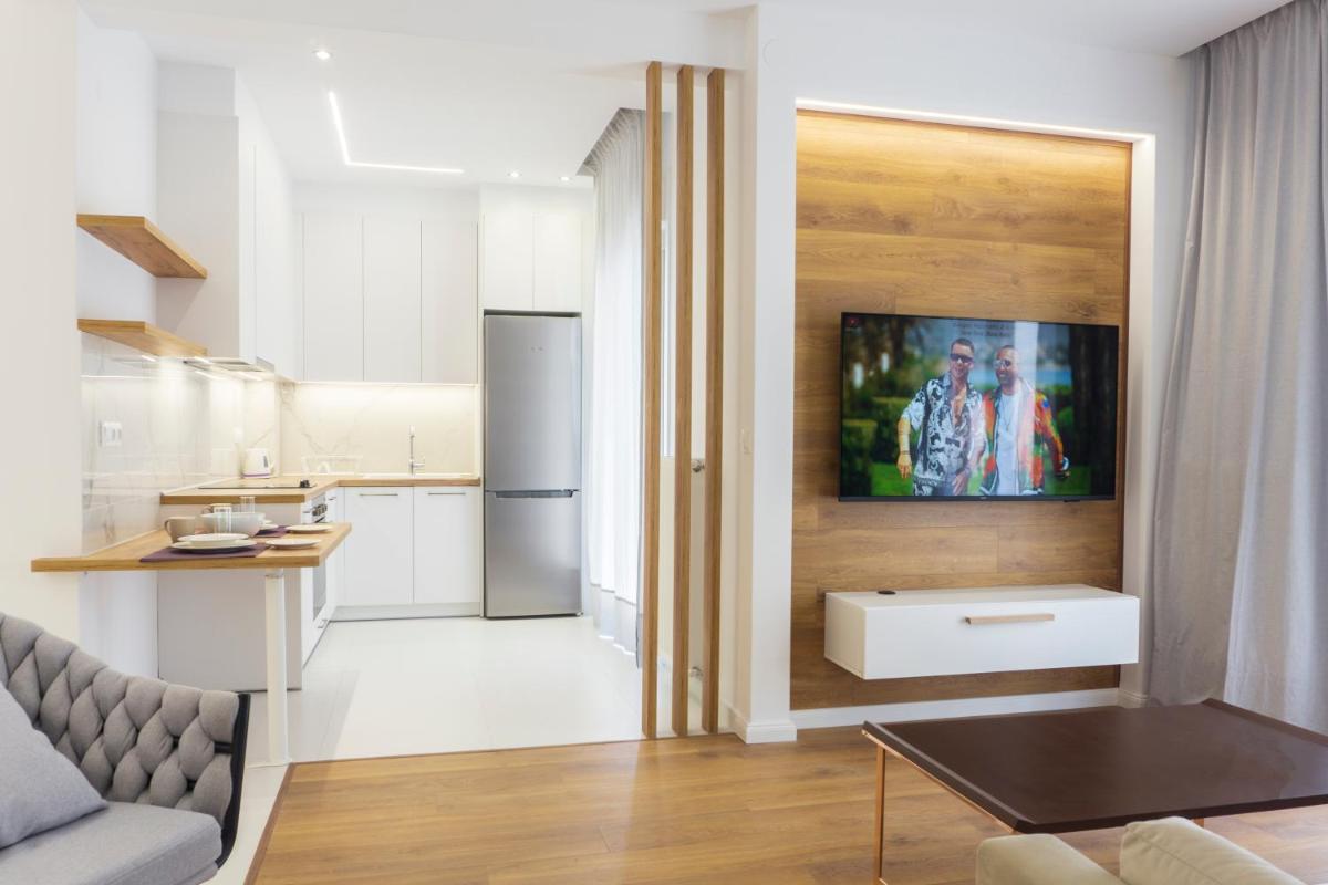 New modern style home next to the train station - Housity
